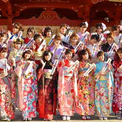東京・千代田区の神田明神で行われた「AKB48グループ 2014年成人メンバー 成人式記念撮影会」に参加した総勢26人