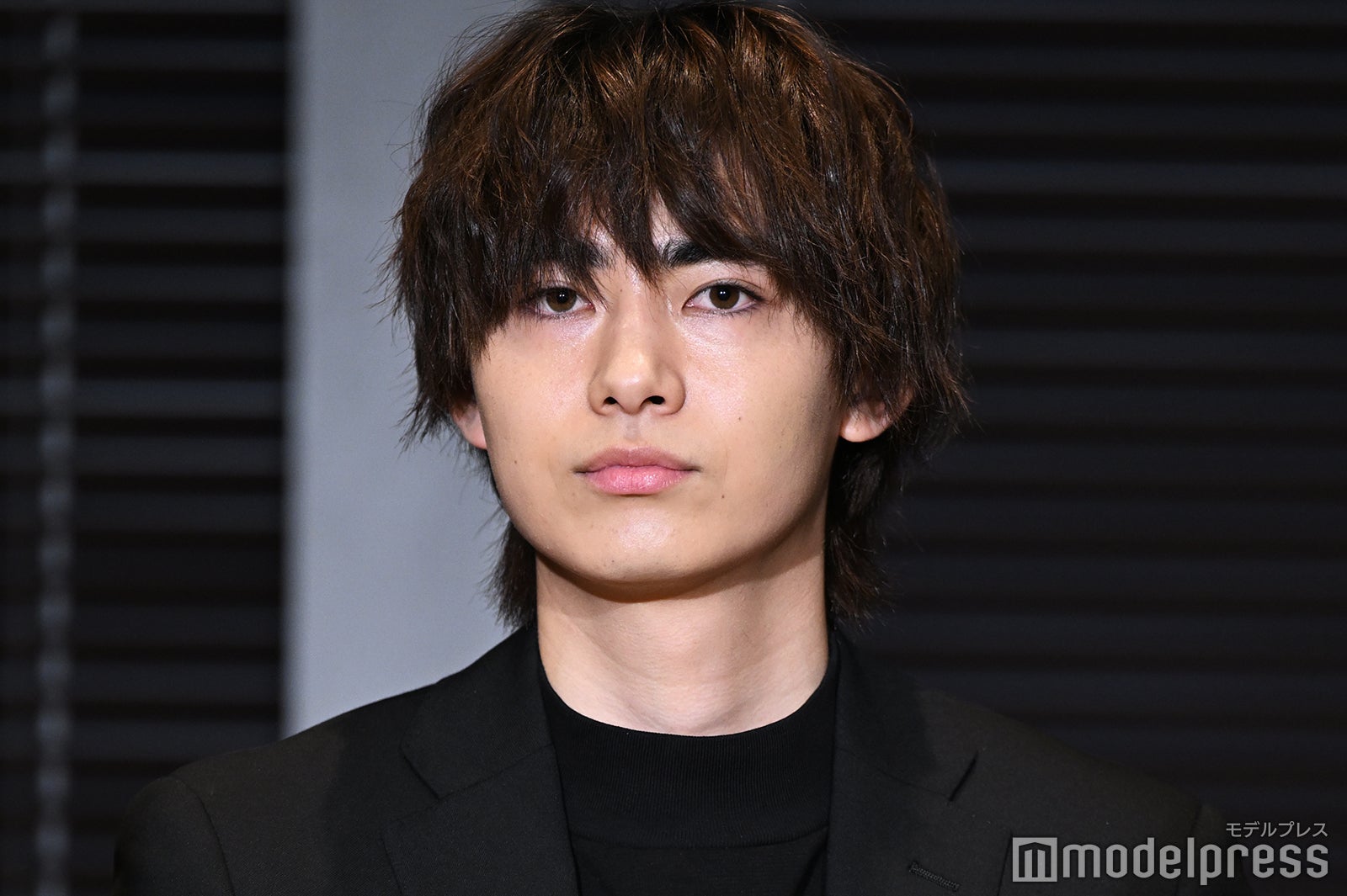 高橋海人と撮影現場で昆虫を探しに行っていた豊田裕大（C）モデルプレス