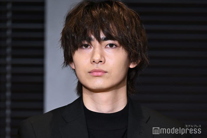 高橋海人と撮影現場で昆虫を探しに行っていた豊田裕大(C)モデルプレス