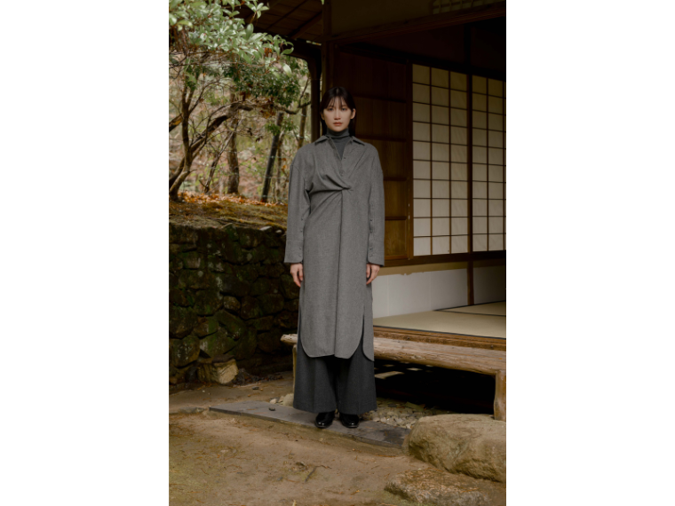 「セイタロウタムラ」26年秋冬 ドレープを利かせたシャツワンピース