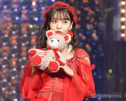 藤田ニコル、胸元チラ見せで大人の色気 真っ赤な衣装が新鮮可愛い<ViVi Night>