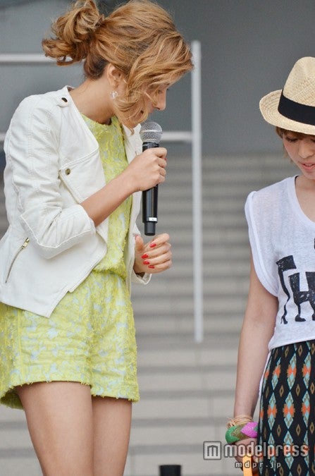 ファッションチェックするローラ