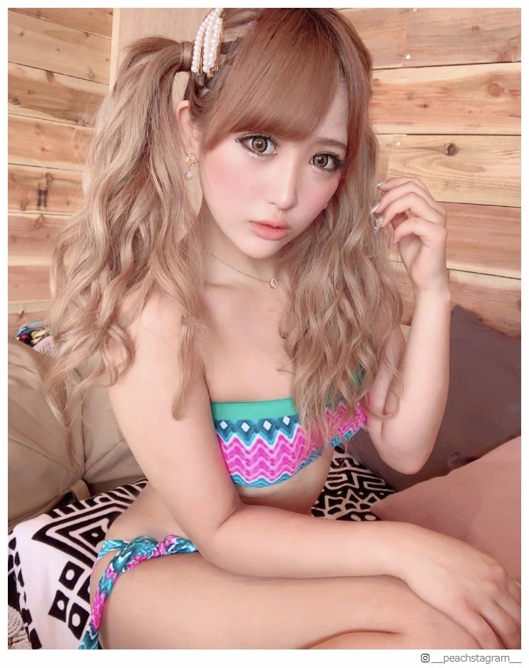 “次世代ギャル”伊藤桃々、派手ビキニで谷間チラリ 「可愛すぎ」「超絶タイプ」の声