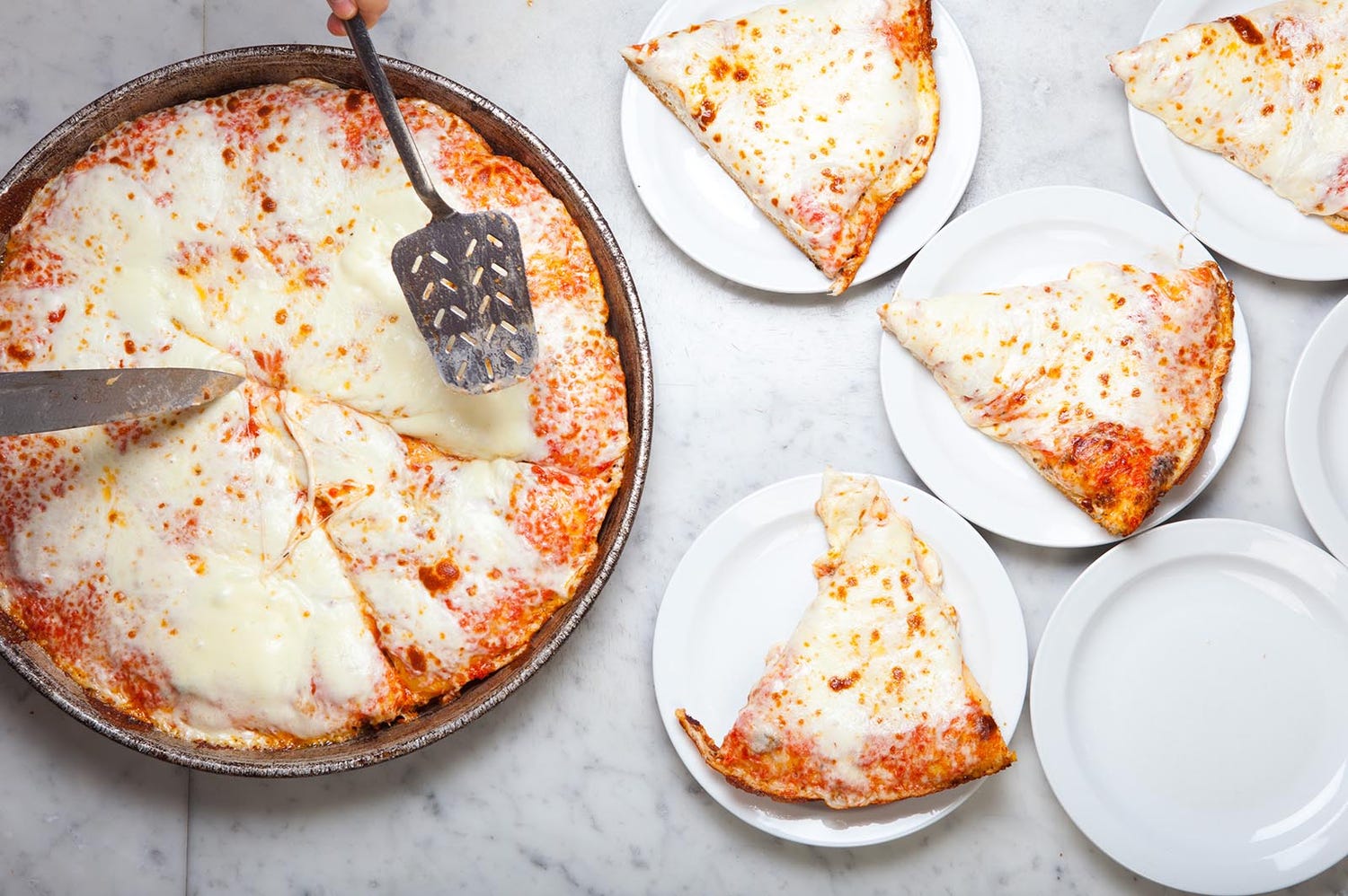 人気ピッツェリア「スポンティーニ」新宿に誕生 カリフワ生地×トロトロチーズの揚げ焼きピザ