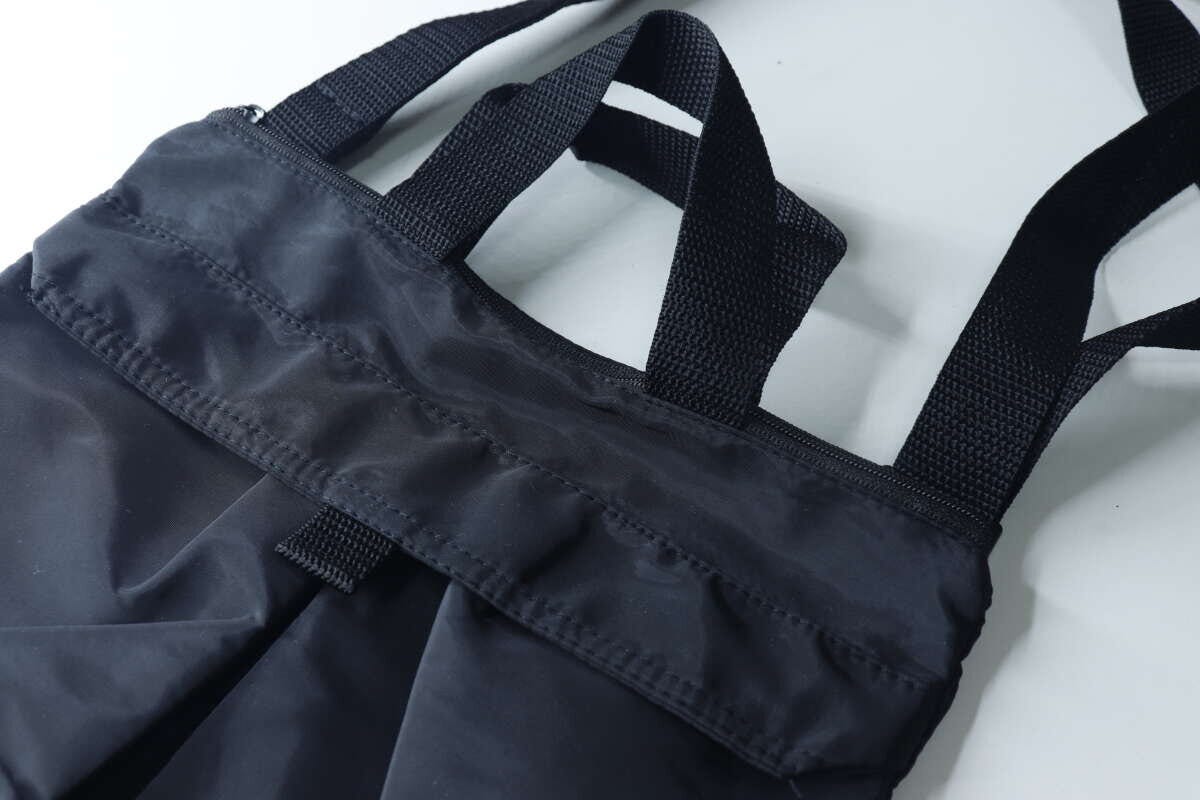 黒い2WAYショルダーバッグの持ち手とメイン収納のファスナー部分を接写 黒い2WAYショルダーバッグの持ち手とメイン収納のファスナー部分を接写