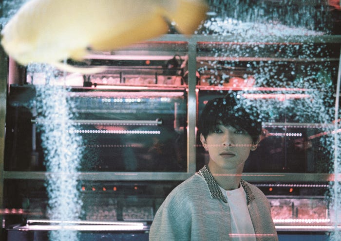 吉沢亮のお気に入りカット(香港)/吉沢亮 PHOTO BOOK『One day off』(ワニブックス刊)撮影:FranklinJimi