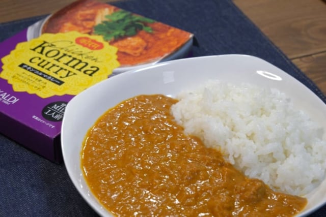 カルディのチキンコルマカレーのパッケージとカレーを上から映した画像