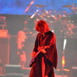 Violet UKのステージにて(YOSHIKIがランウェイ先端でギターを奏でる)