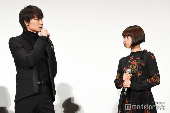 綾野剛、杉咲花（C）モデルプレス