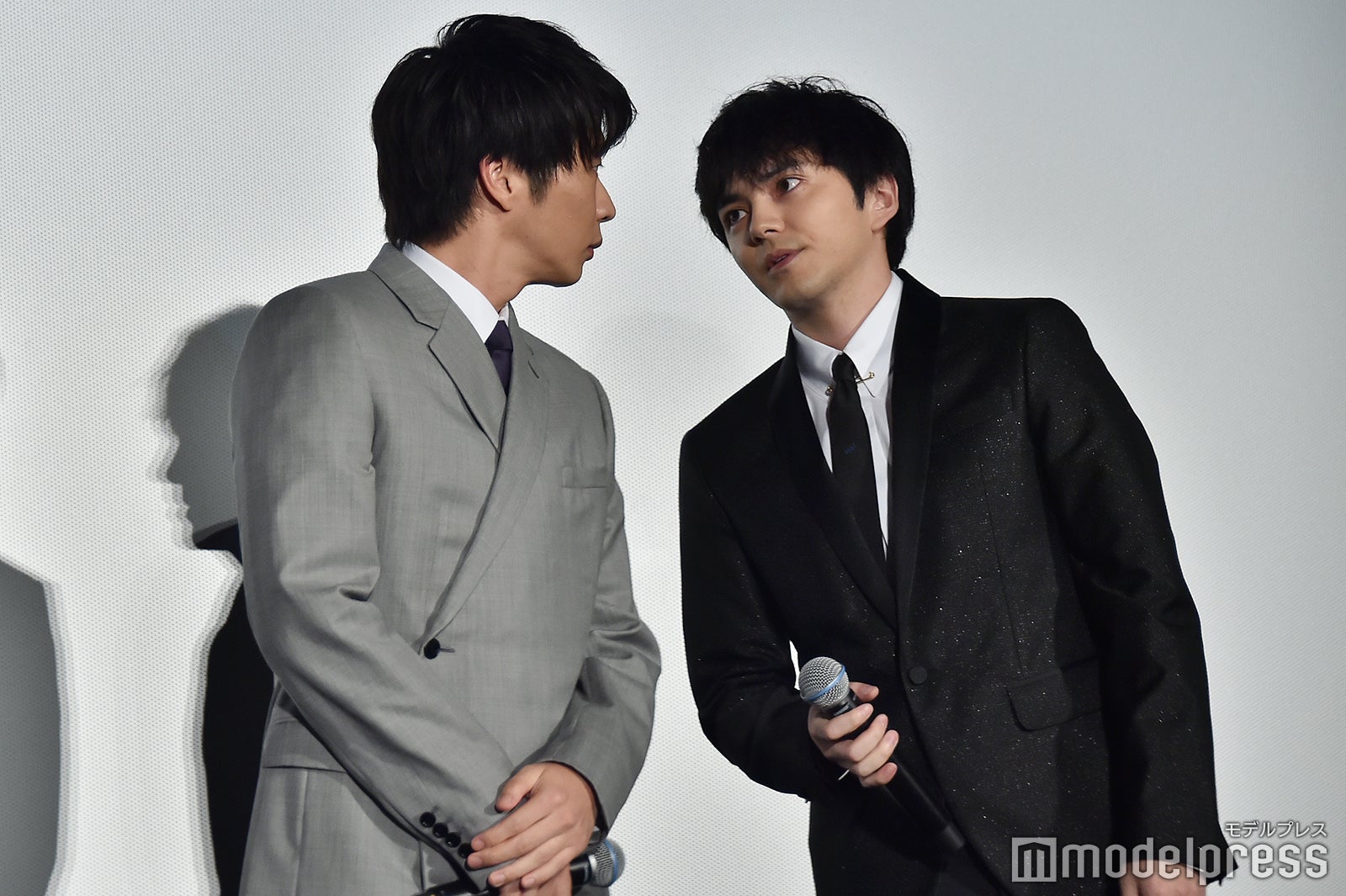 ライブビューイングのカメラを田中圭（左）に教える林遣都（右）／（C）モデルプレス