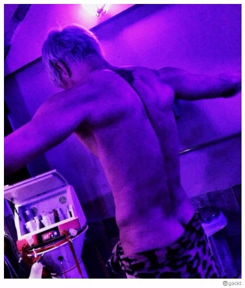 Gackt セクシーなバックショット公開 見えてますよ 抱きつきたい と反響殺到 モデルプレス Gackt セクシーなバックショット公開 見えてますよ 抱きつきたい と反響殺到 モデルプレス