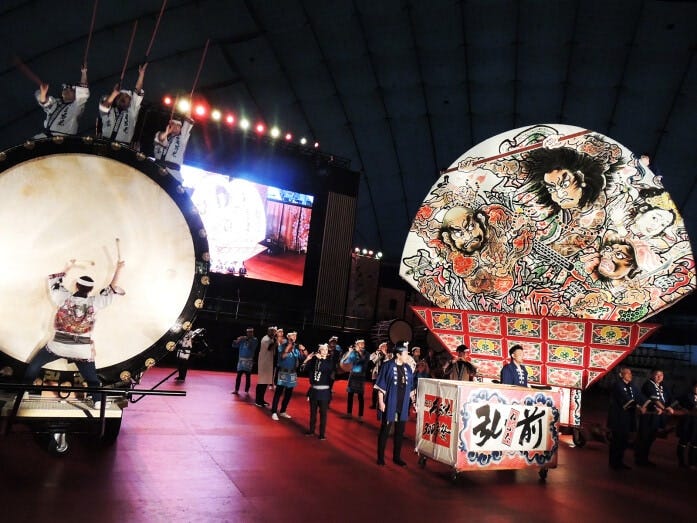 武者絵が描かれた山車と巨大な津軽じょっぱり大太鼓は迫力満点