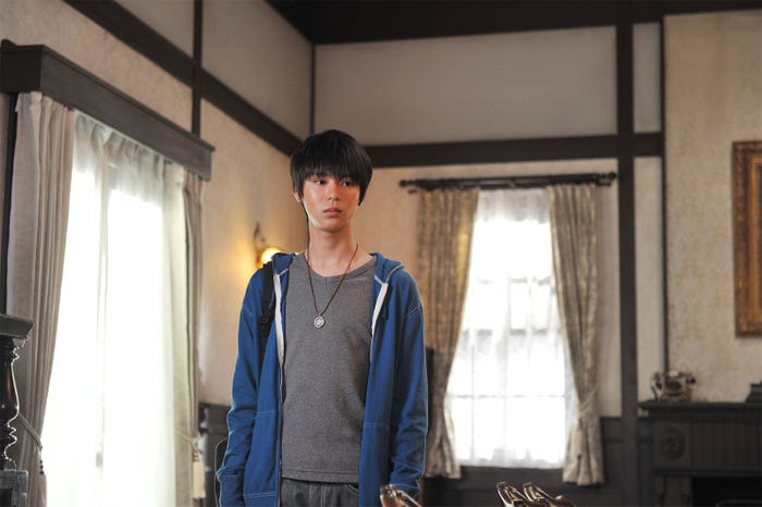 小原唯和/ドラマ「執事 西園寺の名推理」より(C)テレビ東京