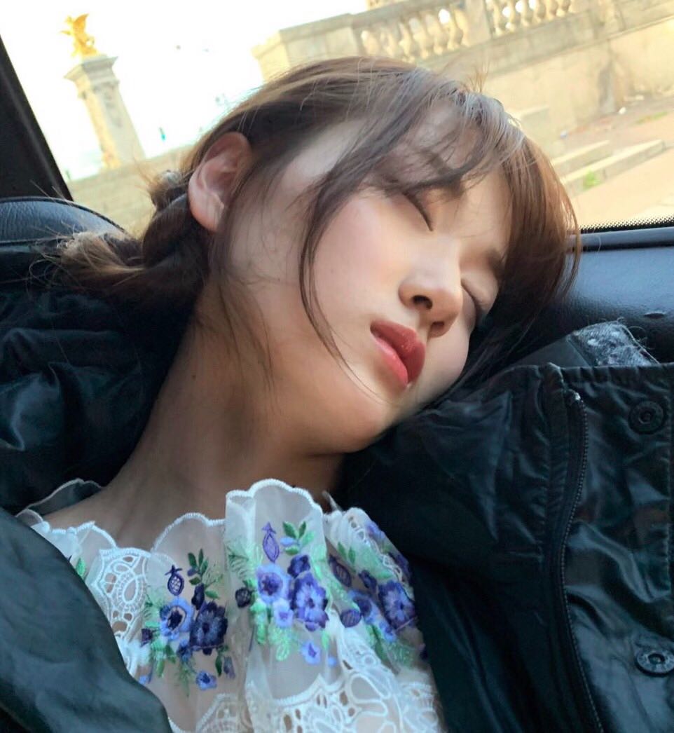 移動中に寝ている山下美月（提供写真）