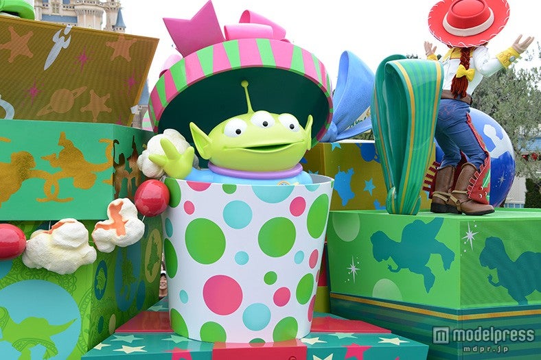 「ディズニー・クリスマス・ストーリーズ」箱から顔を出すリトル・グリーン・メン