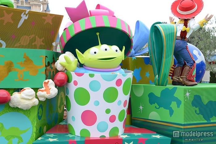 「ディズニー・クリスマス・ストーリーズ」箱から顔を出すリトル・グリーン・メン