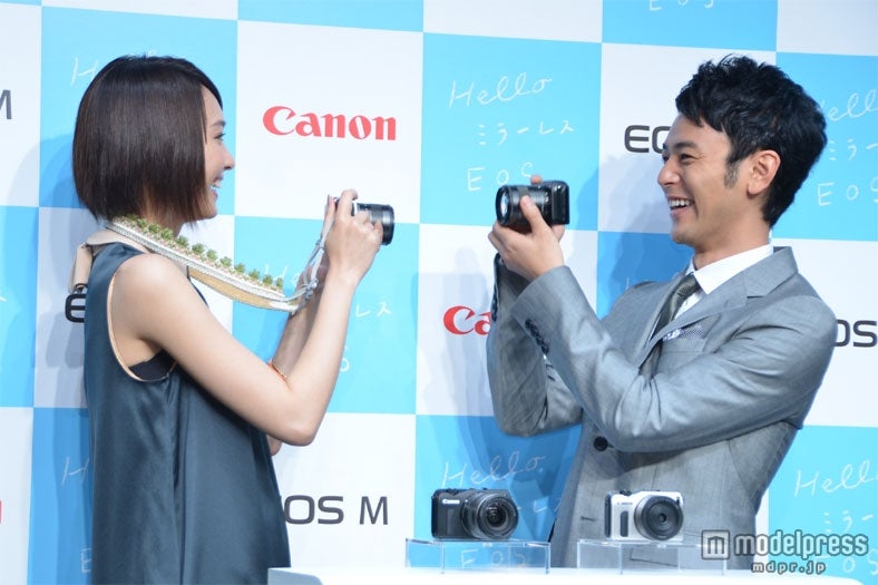 お互いの“接写”に照れる新垣結衣、妻夫木聡