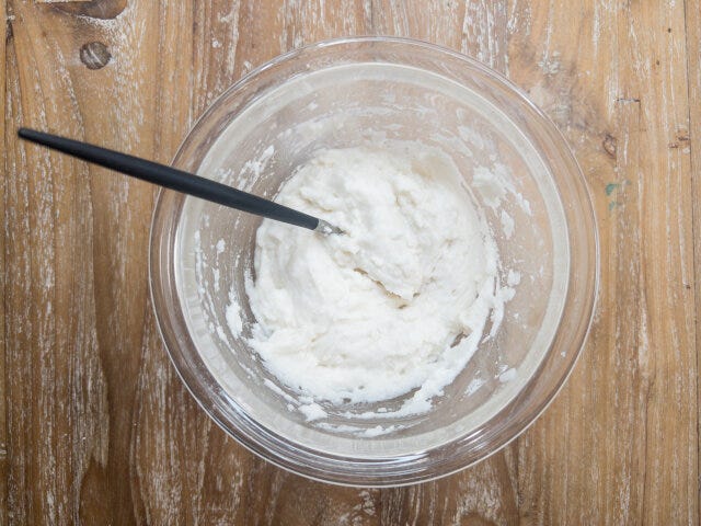 ボウルに肉まんの生地の材料を入れて混ぜ合わせます。