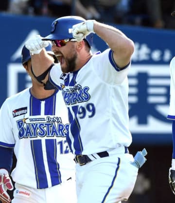 DeNA新助っ人・ヒュンメルが満塁弾 バックスクリーンへ待望1号「すごくエキサイト」会心の笑み