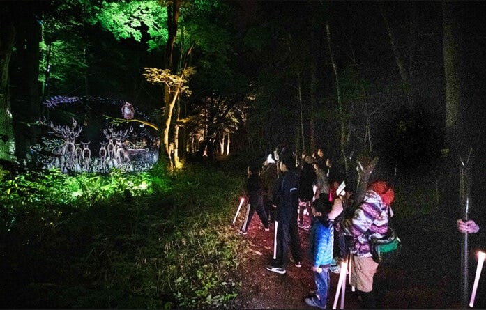 映像を見つめる参加者　（写真提供：鶴雅）