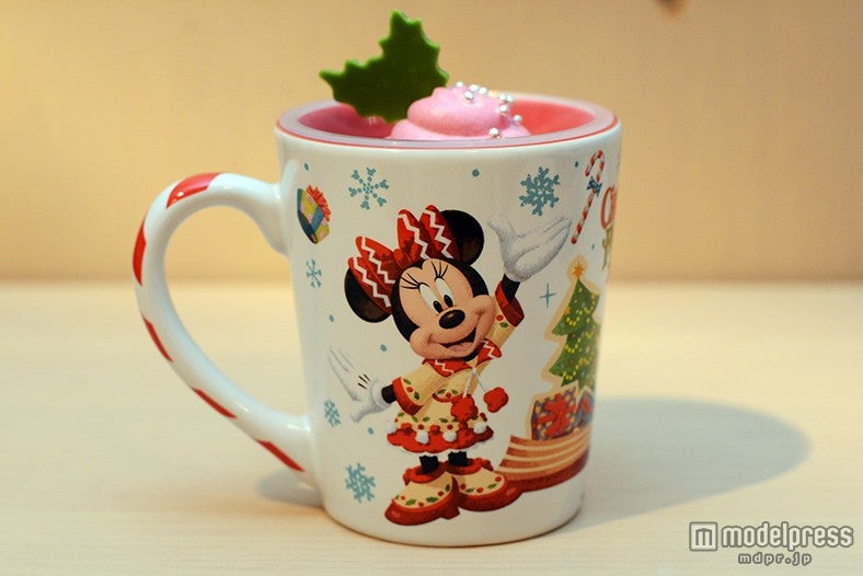 ホワイトチョコレート＆ピスタチオのムース（裏面）、スーベニアカップ付き￥720（C）モデルプレス