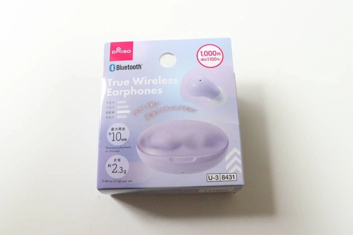 紫色のワイヤレスイヤホンがパッケージに入った状態。商品名や特徴が記載されている