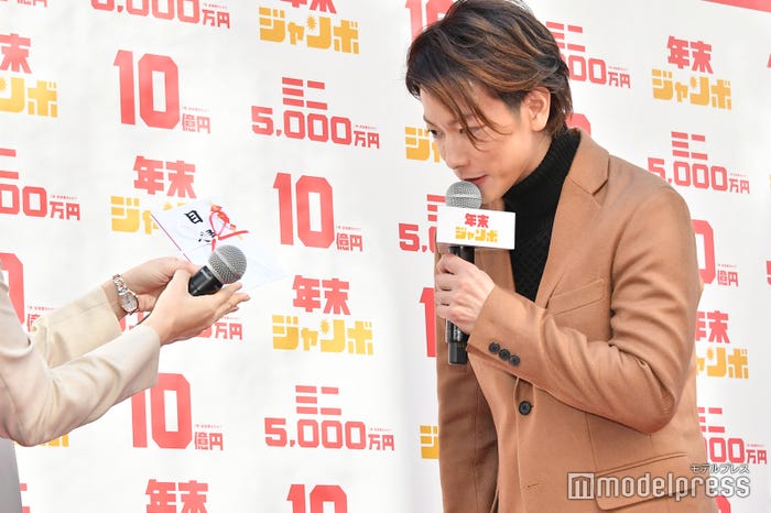 クイズに1番正解して宝くじを獲得した佐藤健 (C)モデルプレス