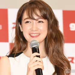 モデルプレス - 異次元セレブ・藤井サチ、5億円の高級車に乗車 美脚際立つタイトドレスで登場<スクランブル>