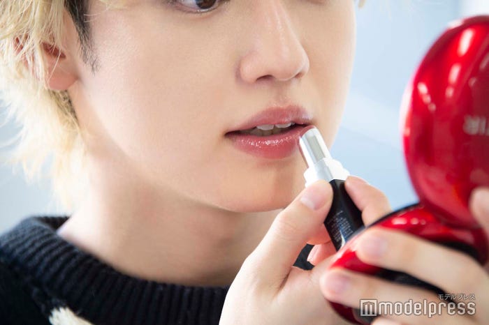 CHANELのナチュラルな質感と色味のリップ(C)モデルプレス