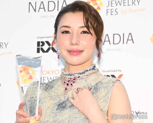 仲里依紗、夫・中尾明慶は「ベストパートナー部門」狙う 総額2500万円ジュエリー×美脚輝く衣装で「対極」の組み合わせ【第36回 日本ジュエリーベストドレッサー賞】