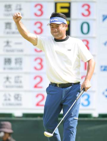 池田勇太 7年ぶり優勝へ首位タイ お決まりのポーズでジャンボ尾崎さんに最高の手向けだ「パターを（腰に）しまいたいね」