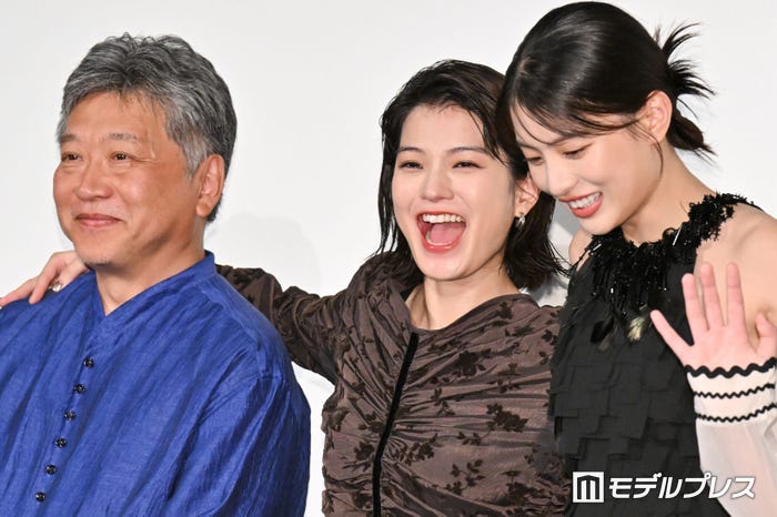 (左から)是枝裕和監督、蒔田彩珠、出口夏希(C)モデルプレス