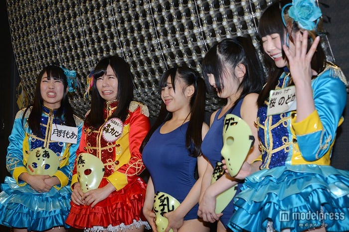 全力の変顔を披露(左から)月野もあ、森カノン、天木じゅん、神谷えりな、桜のどか