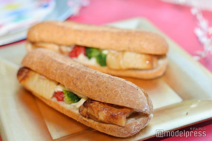 「石窯フィローネ ホリデーチキン」 (C)モデルプレス