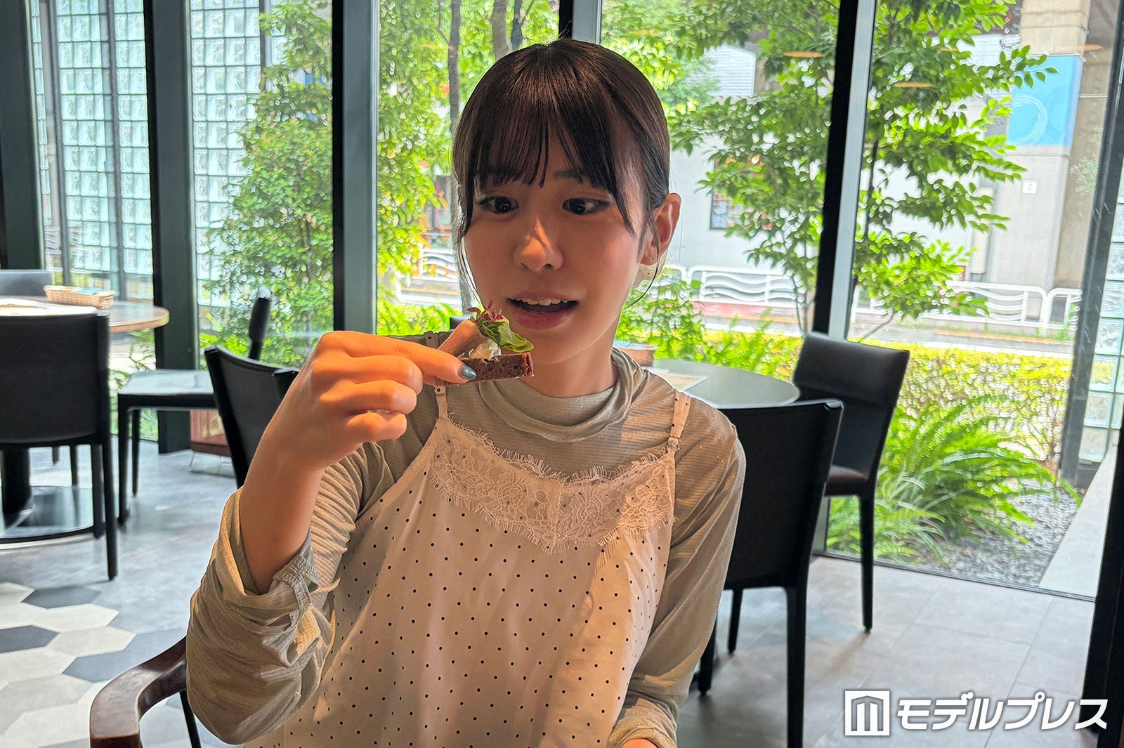 「生ハムとセルバチコをのせたケークサレ」を試食（C）モデルプレス