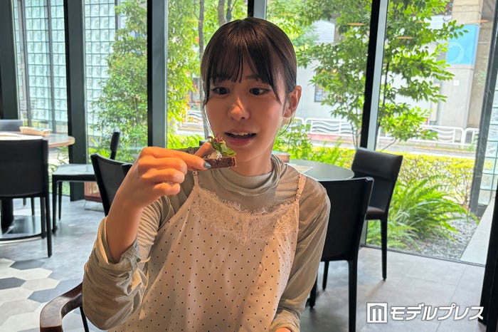 「生ハムとセルバチコをのせたケークサレ」を試食(C)モデルプレス
