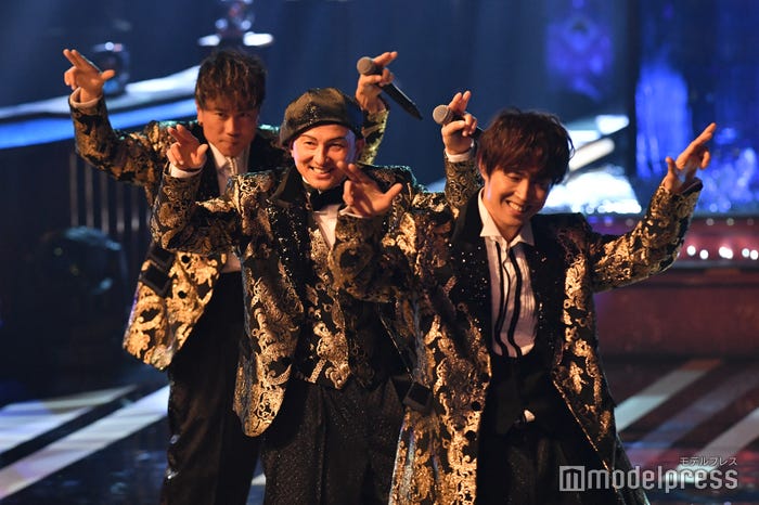 笑顔を浮かべて踊るDA PUMP(C)モデルプレス