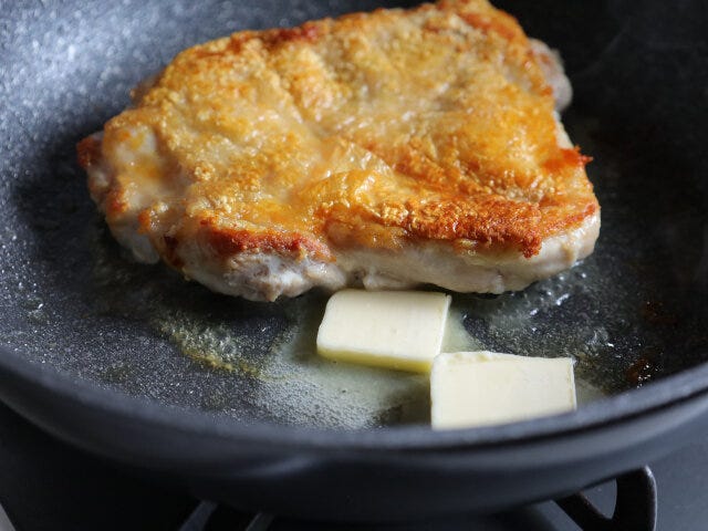 焼き色がついた鶏肉　バター