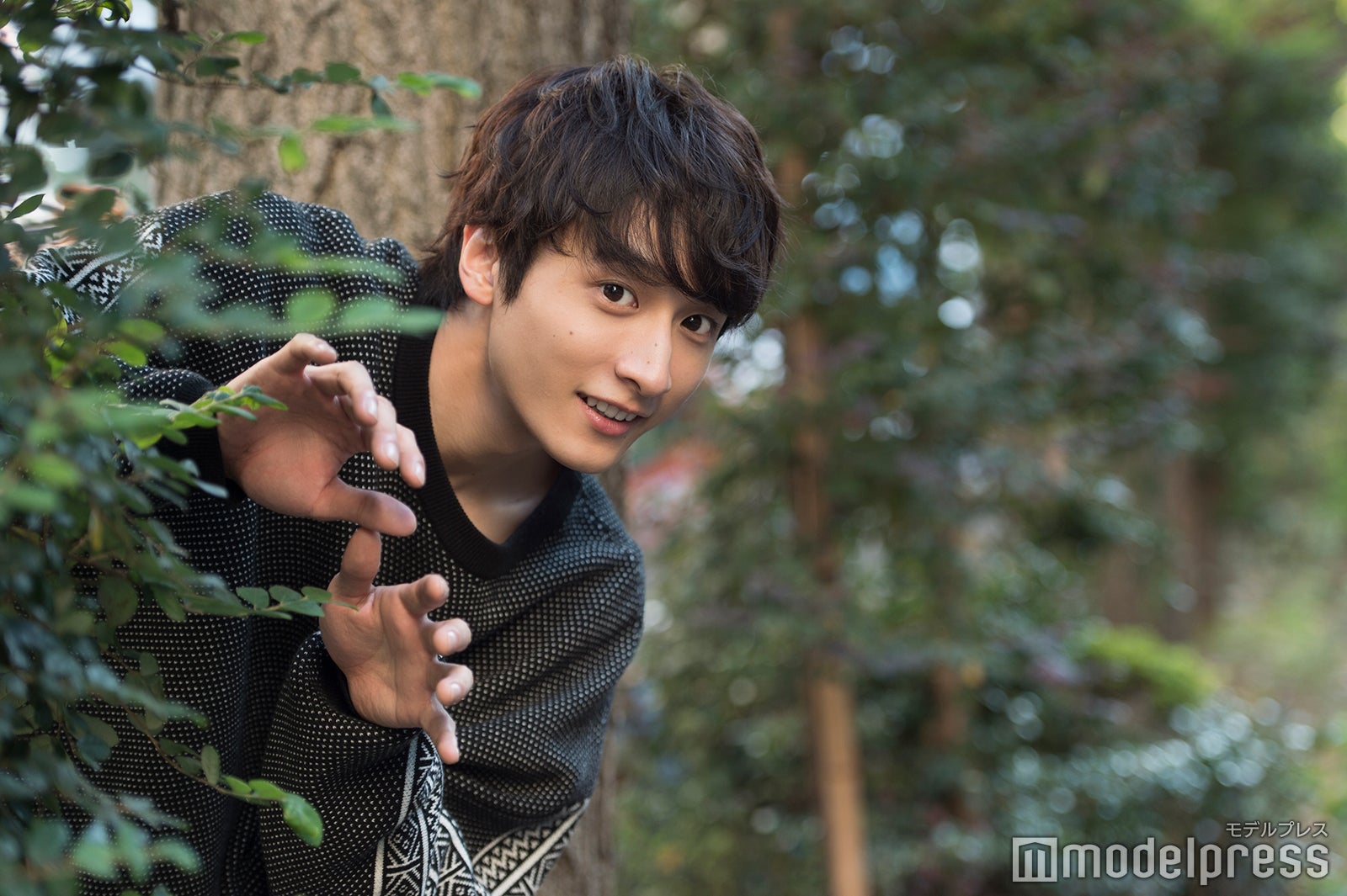 ポーズを無限に繰り出す小関裕太 （C）モデルプレス