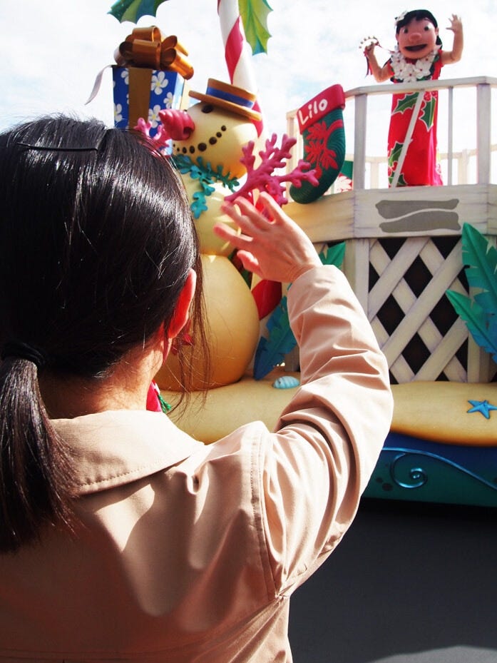 同じフロートにはリロも乗っています。手を振ってみましょう。振り返してくれるかもしれません