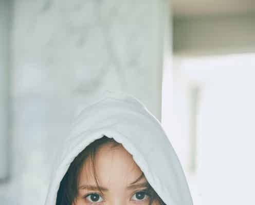 日向坂46加藤史帆、美脚&美谷間覗く“ほぼすっぴん寝起き姿” 色気漂うカット解禁
