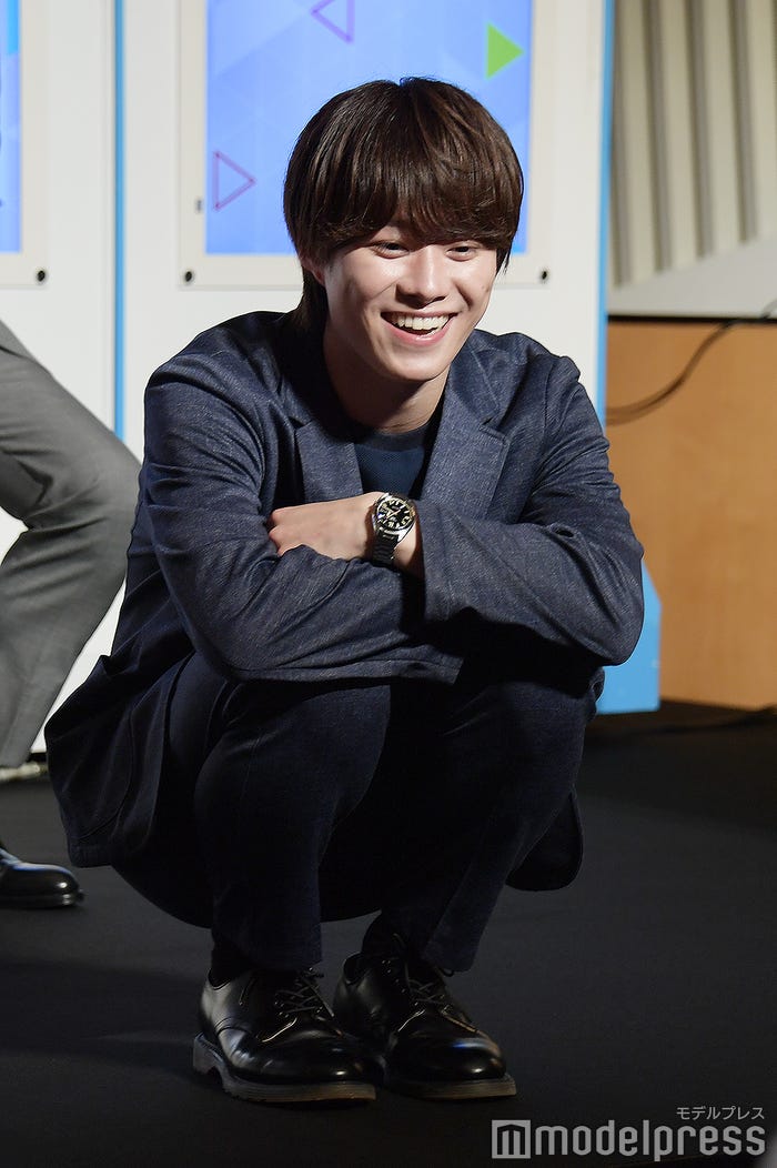 俳優犬のボナを笑顔で見つめる大橋和也(C)モデルプレス