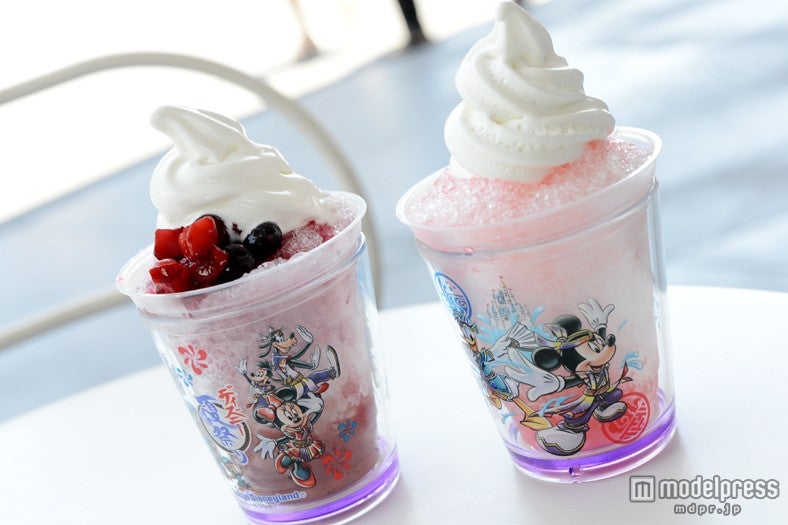 左：クリーム・シェイブアイス（ミックスベリー＆レモンゼリー）￥520（スーベニアカップ付き￥880）、右：クリーム・シェイブアイス（チェリー）￥410（スーベニアカップ付き￥770）