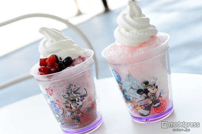 左:クリーム・シェイブアイス(ミックスベリー&レモンゼリー)¥520(スーベニアカップ付き¥880)、右:クリーム・シェイブアイス(チェリー)¥410(スーベニアカップ付き¥770)