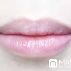 【CHANEL】「ルージュココ ボーム」を唇に塗った写真 (C)メイクイット