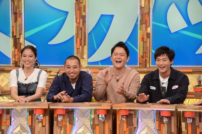 (左から)広瀬アリス、千鳥(大悟・ノブ)、野村周平 (C)フジテレビ