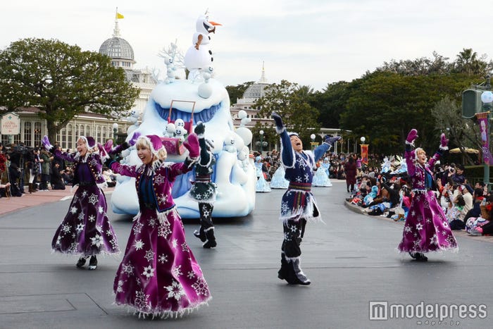 凍りついて付いてしまった街の人たち/「フローズンファンタジーパレード」(C)モデルプレス