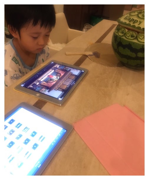 タブレットで歌舞伎のDVDを見る勸玄くん／市川海老蔵オフィシャルブログ（Ameba）より