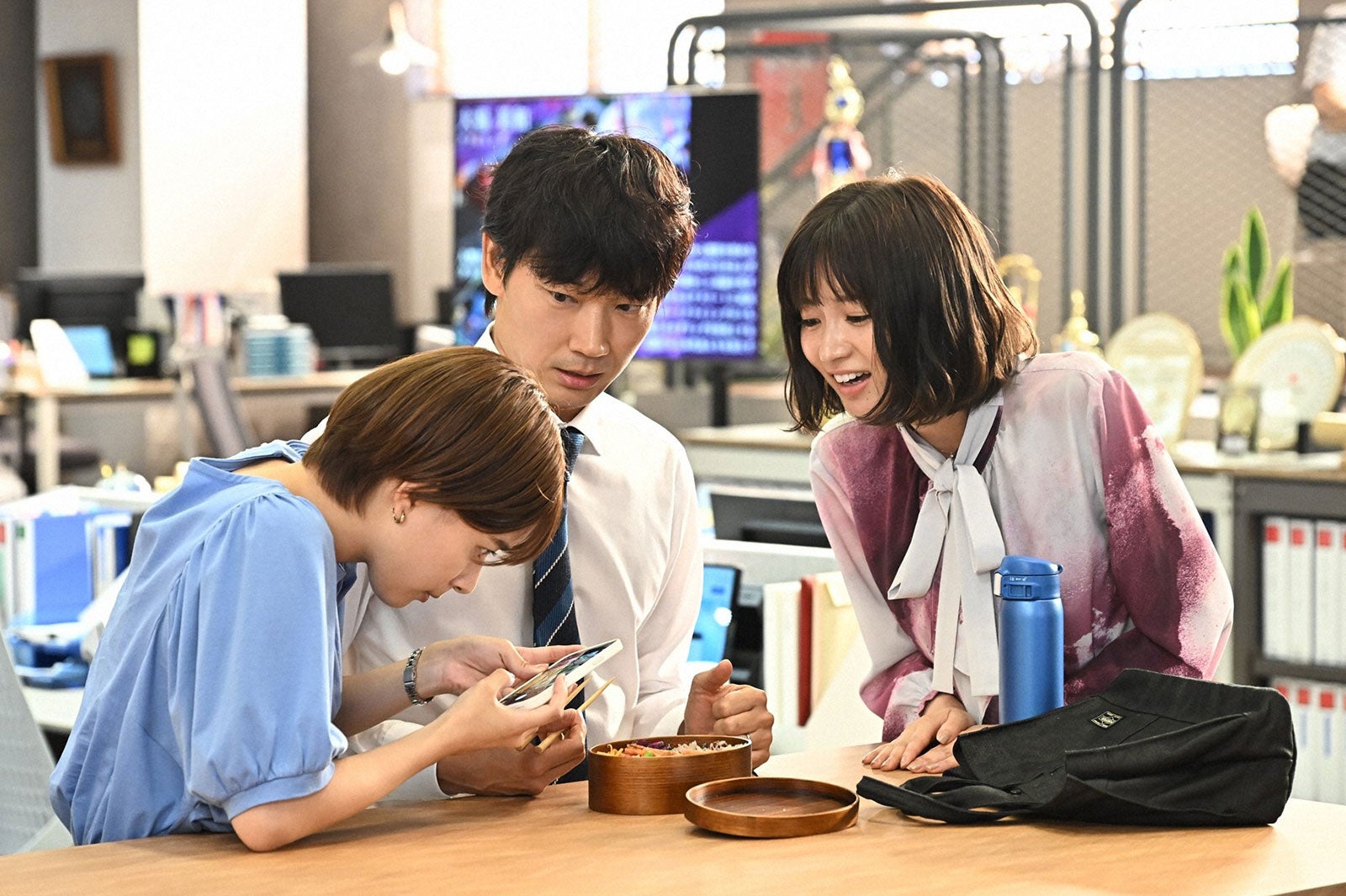 芳根京子、綾野剛、岡崎紗絵／「オールドルーキー」第5話より（C）TBS