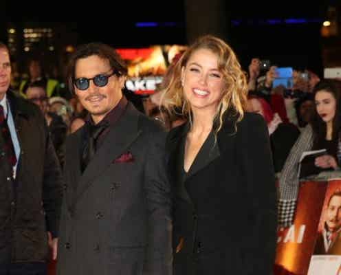 ジョニー・デップ、アンバー・ハードと手つなぎレッドカーペット